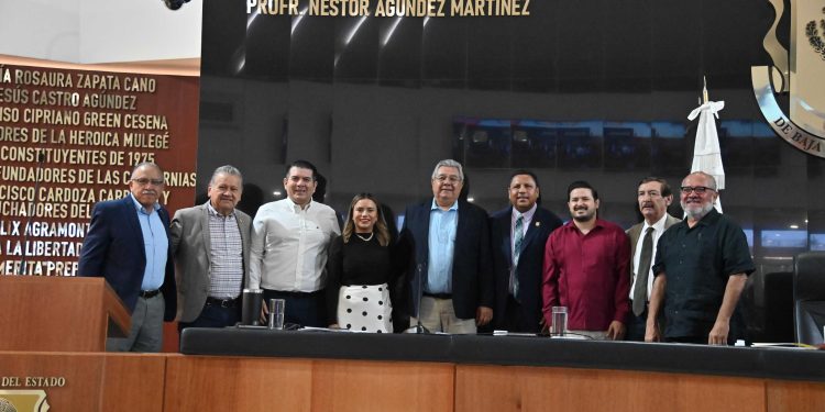 EN RECONOCIMIENTO A SUS APORTES DEVELA PODER LEGISLATIVO LETRAS DORADAS DE NÉSTOR AGÚNDEZ MARTINEZ