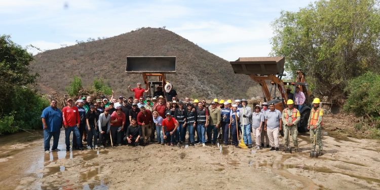 GOBERNADOR VÍCTOR CASTRO ENCABEZA JORNADA DE LIMPIEZA EN SAN BLAS EN APOYO A COMUNIDADES RURALES
