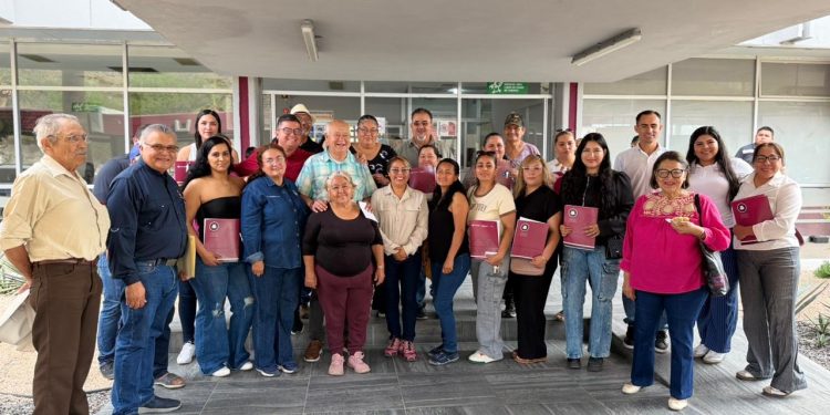 ENTREGA GOBERNADOR DE BCS ACCIONES DE VIVIENDA EN BENEFICIO DE FAMILIAS DE SANTA ROSALÍA