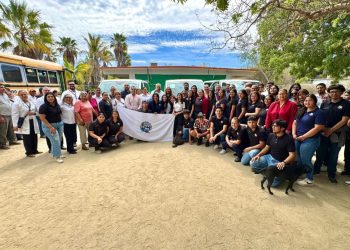 SOSTIENE GOBERNADOR DIÁLOGO CON HABITANTES DE LOS CABOS EN MATERIA DE SALUD Y ENTREGA UNIDADES DE TRANSPORTE