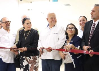 SOSTIENE GOBERNADOR DIÁLOGO CON HABITANTES DE LOS CABOS EN MATERIA DE SALUD Y ENTREGA UNIDADES DE TRANSPORTE