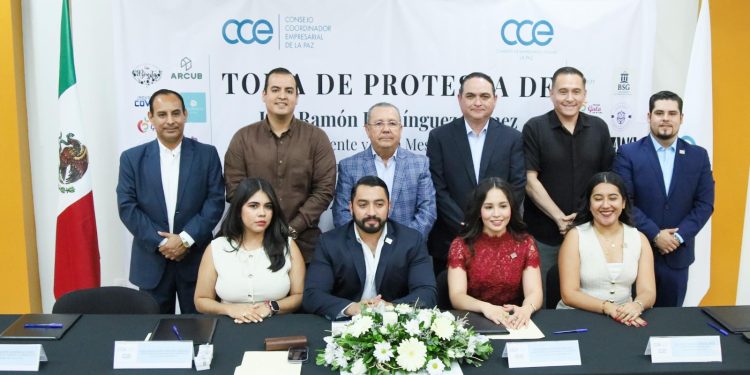 ASISTE SUBSECRETARIO DE ADMINISTRACIÓN A TOMA DE PROTESTA DE EMPRESARIOS JÓVENES DEL CCE LA PAZ