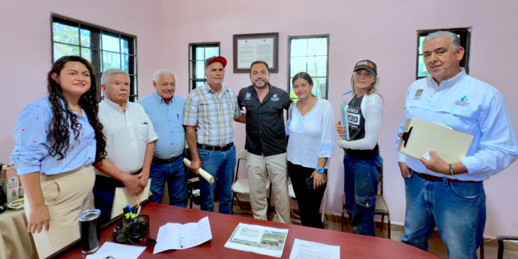 ALCALDE CHRISTIAN AGÚNDEZ ATIENDE Y ESCUCHA A LA CIUDADANÍA DE MIRAFLORES