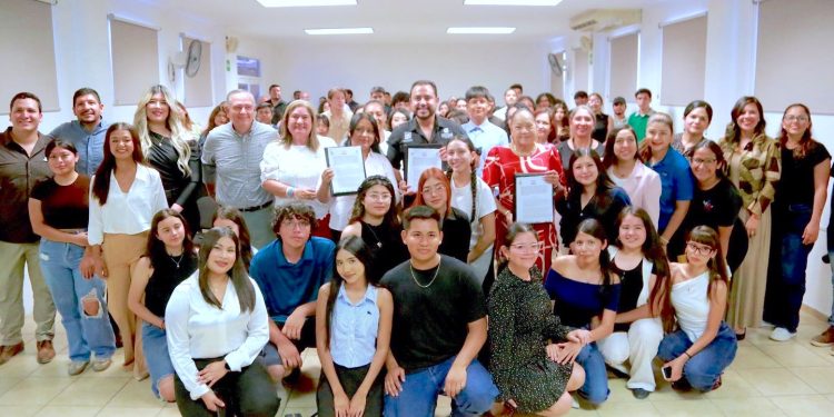 FIRMAN AYUNTAMIENTO DE LOS CABOS Y UNIVERSIDAD MUNDIAL CONVENIO EN BENEFICIO DE LA EDUCACIÓN   