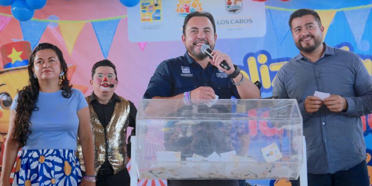 CELEBRA ALCALDE CHRISTIAN AGÚNDEZ A LA NIÑEZ DE LA ZONA RURAL DE LOS CABOS