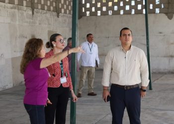 ESTUDIANTES CON LOS MEJORES PROMEDIOS DE UABCS LOS CABOS RECIBEN COMPUTADORAS PORTÁTILES POR PARTE DEL GOBIERNO MUNICIPAL