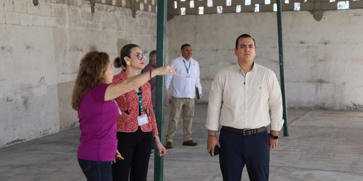 ESTUDIANTES CON LOS MEJORES PROMEDIOS DE UABCS LOS CABOS RECIBEN COMPUTADORAS PORTÁTILES POR PARTE DEL GOBIERNO MUNICIPAL