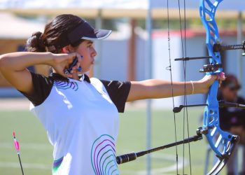 ESTUDIANTES CON LOS MEJORES PROMEDIOS DE UABCS LOS CABOS RECIBEN COMPUTADORAS PORTÁTILES POR PARTE DEL GOBIERNO MUNICIPAL