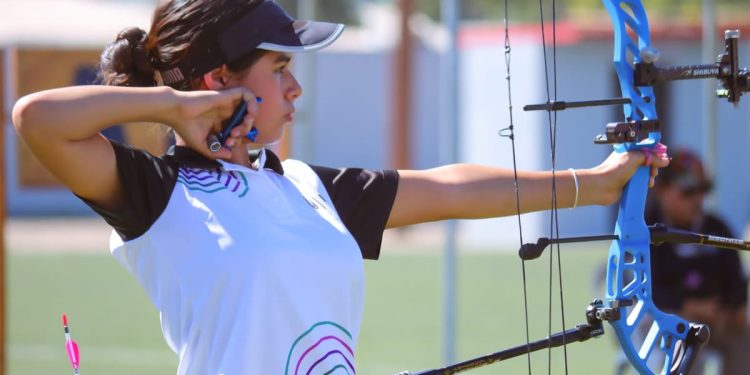 ESTUDIANTES CON LOS MEJORES PROMEDIOS DE UABCS LOS CABOS RECIBEN COMPUTADORAS PORTÁTILES POR PARTE DEL GOBIERNO MUNICIPAL