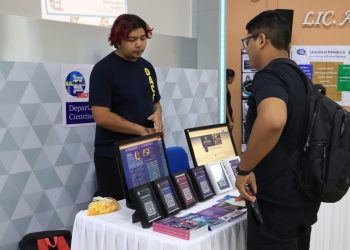 ESTUDIANTES CON LOS MEJORES PROMEDIOS DE UABCS LOS CABOS RECIBEN COMPUTADORAS PORTÁTILES POR PARTE DEL GOBIERNO MUNICIPAL