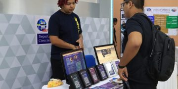 ESTUDIANTES CON LOS MEJORES PROMEDIOS DE UABCS LOS CABOS RECIBEN COMPUTADORAS PORTÁTILES POR PARTE DEL GOBIERNO MUNICIPAL