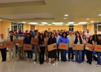 ESTUDIANTES CON LOS MEJORES PROMEDIOS DE UABCS LOS CABOS RECIBEN COMPUTADORAS PORTÁTILES POR PARTE DEL GOBIERNO MUNICIPAL