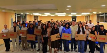 ESTUDIANTES CON LOS MEJORES PROMEDIOS DE UABCS LOS CABOS RECIBEN COMPUTADORAS PORTÁTILES POR PARTE DEL GOBIERNO MUNICIPAL