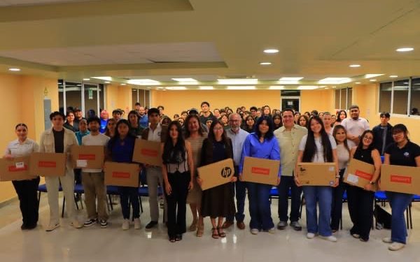 ESTUDIANTES CON LOS MEJORES PROMEDIOS DE UABCS LOS CABOS RECIBEN COMPUTADORAS PORTÁTILES POR PARTE DEL GOBIERNO MUNICIPAL