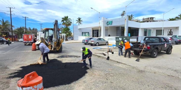 “ CAZA BACHES “ ATIENDE VIALIDADES EN SAN BERNABÉ, CHAMIZAL Y ACCESO AL AEROPUERTO INTERNACIONAL DE LOS CABOS