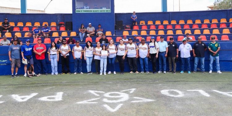 ENCABEZAN EDITH AGUILAR Y CELINA RAMÍREZ INAUGURACIÓN DE LA LIGA DE BÉISBOL DE PRIMERA FUERZA EN MULEGÉ