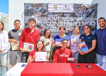ENTREGA AYUNTAMIENTO DE LOS CABOS APOYOS ECONÓMICOS Y TABLETAS A JÓVENES