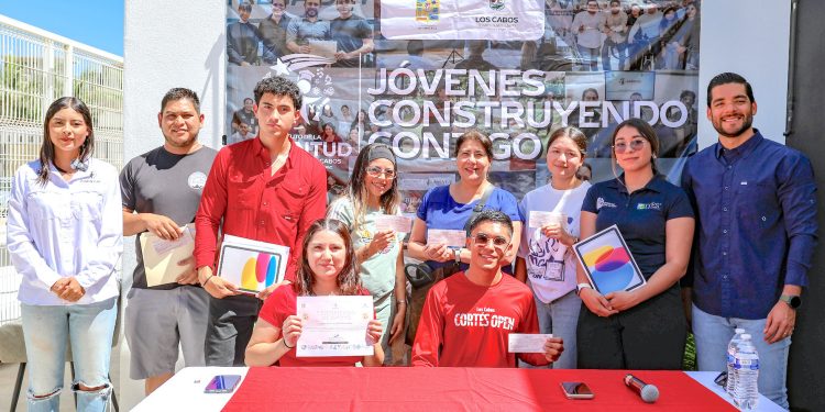 ENTREGA AYUNTAMIENTO DE LOS CABOS APOYOS ECONÓMICOS Y TABLETAS A JÓVENES