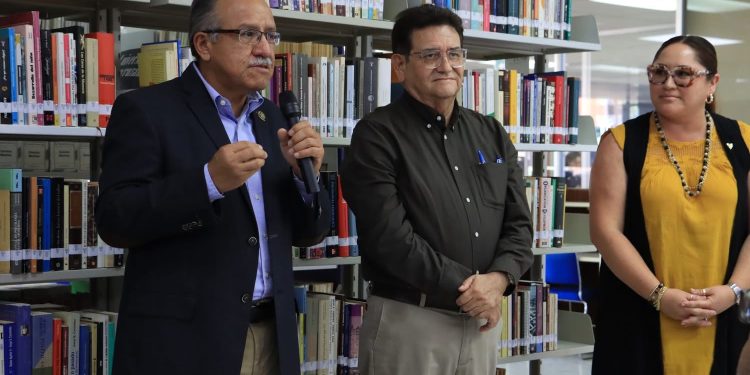 UABCS RECIBE DONACIÓN DE ACERVO  BIBLIOGRÁFICO PARA SU BIBLIOTECA CENTRAL