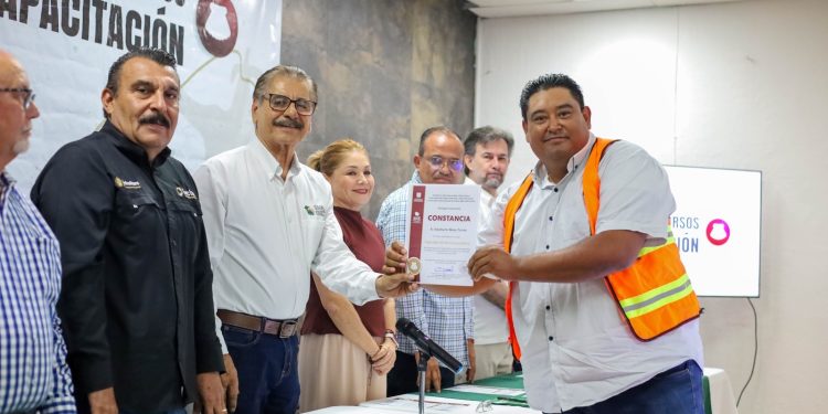 SE GRADÚA PRIMERA GENERACIÓN DE OPERADORES DE MAQUINARIA EN LA PAZ