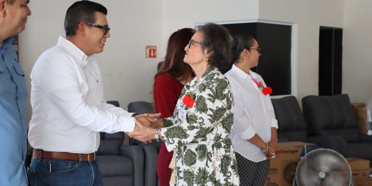 REFUERZA SEDIF CASA DE DÍA ” SANTA FE “ EN LA PAZ CON ENTREGA DE EQUIPAMIENTO