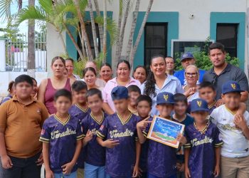 ENTREGAN APOYOS A EQUIPOS DEPORTIVOS INFANTILES DE MIRAFLORES   