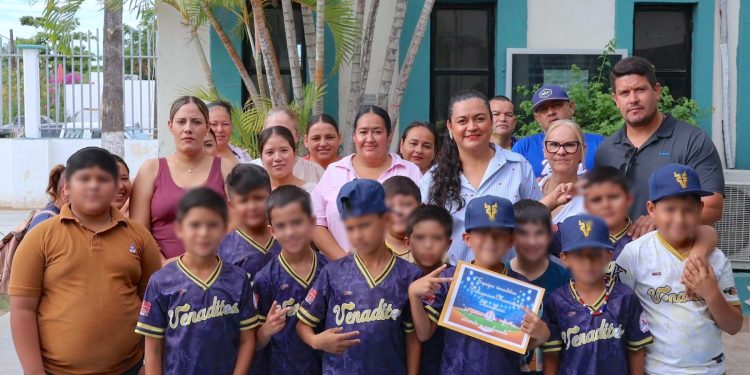 ENTREGAN APOYOS A EQUIPOS DEPORTIVOS INFANTILES DE MIRAFLORES