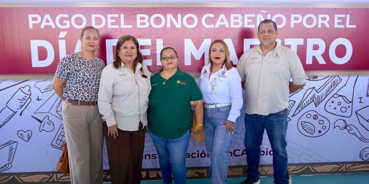 CUMPLE AYUNTAMIENTO DE LOS CABOS CON ENTREGA DE BONO AL MAGISTERIO CABEÑO