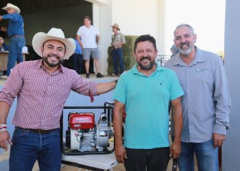 BENEFICIA ALCALDE DE LOS CABOS CHRISTIAN AGÚNDEZ A 150 PRODUCTORES AGRÍCOLAS Y GANADEROS CON ENTREGA DE ALFALFA Y ALIMENTOS CONCENTRADO
