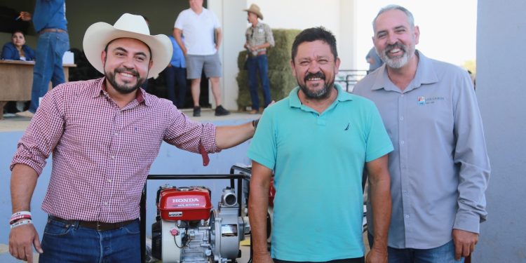 BENEFICIA ALCALDE DE LOS CABOS CHRISTIAN AGÚNDEZ A 150 PRODUCTORES AGRÍCOLAS Y GANADEROS CON ENTREGA DE ALFALFA Y ALIMENTOS CONCENTRADO