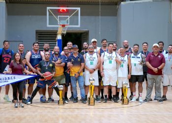 PARTICIPA ALCALDE CHRISTIAN AGÚNDEZ EN FINAL DE TORNEO DE BÁSQUETBOL BUROCRÁTICO