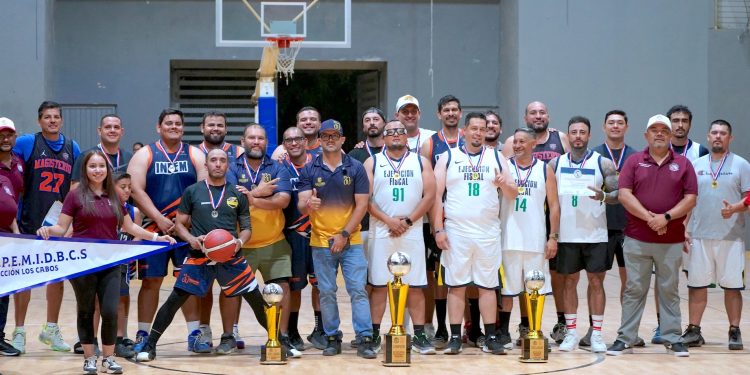 PARTICIPA ALCALDE CHRISTIAN AGÚNDEZ EN FINAL DE TORNEO DE BÁSQUETBOL BUROCRÁTICO