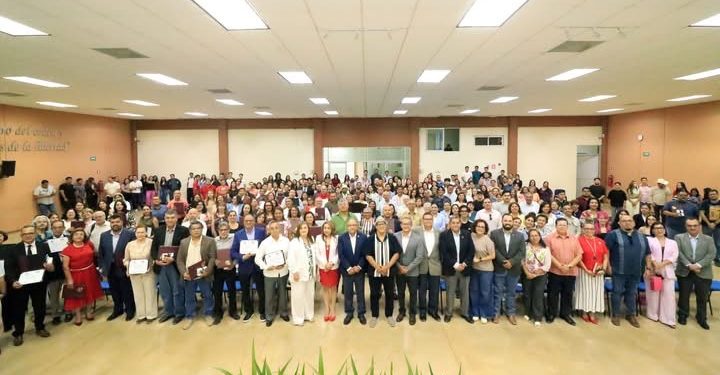 UABCS Y SINDICATO ACADÉMICO RECONOCEN A PERSONAL DOCENTE POR AÑOS DE SERVICIO