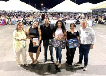 FESTEJA CHRISTIAN AGÚNDEZ A MAESTRAS Y MAESTROS DE LOS CABOS