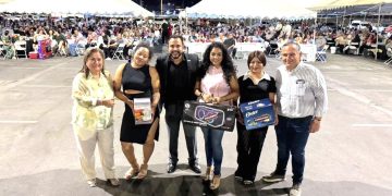 FESTEJA CHRISTIAN AGÚNDEZ A MAESTRAS Y MAESTROS DE LOS CABOS
