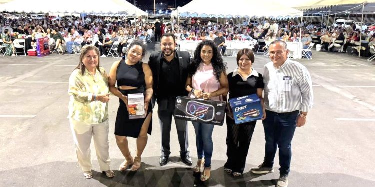 FESTEJA CHRISTIAN AGÚNDEZ A MAESTRAS Y MAESTROS DE LOS CABOS