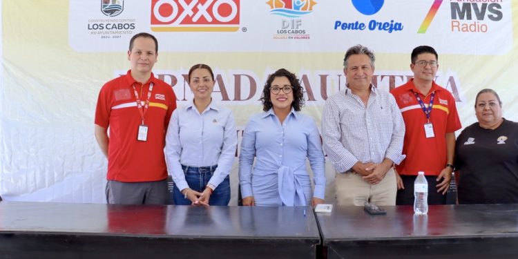 FESTEJA CHRISTIAN AGÚNDEZ A MAESTRAS Y MAESTROS DE LOS CABOS