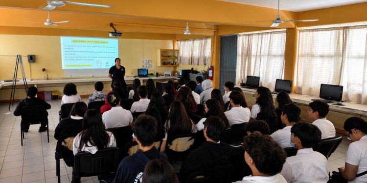 PARTICIPA PGJE EN FERIA DE PREVENCIÓN ESCOLAR CON MOTIVO DEL DÍA DEL ESTUDIANTE