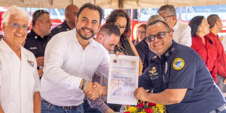 CHRISTIAN AGÚNDEZ ANUNCIA DIGNIFICACIÓN SALARIAL Y NUEVAS “ QUIJADAS DE LA VIDA” PARA BOMBEROS DE LOS CABOS