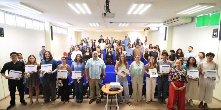 BIOLOGÍA MARINA DE LA UABCS RECONOCE EXCELENCIA ACADÉMICA Y PRESENTA PROYECTOS DE INVESTIGACIÓN ESTUDIANTIL