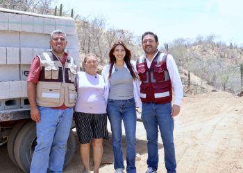 ENTREGA SOL DELGADO MATERIAL PARA PIE DE CASA PARA FAMILIA DE LA COMUNIDAD DE TORO MUERTO