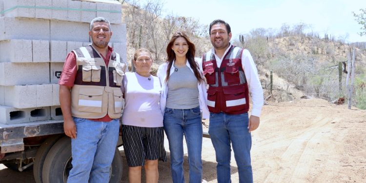 ENTREGA SOL DELGADO MATERIAL PARA PIE DE CASA PARA FAMILIA DE LA COMUNIDAD DE TORO MUERTO