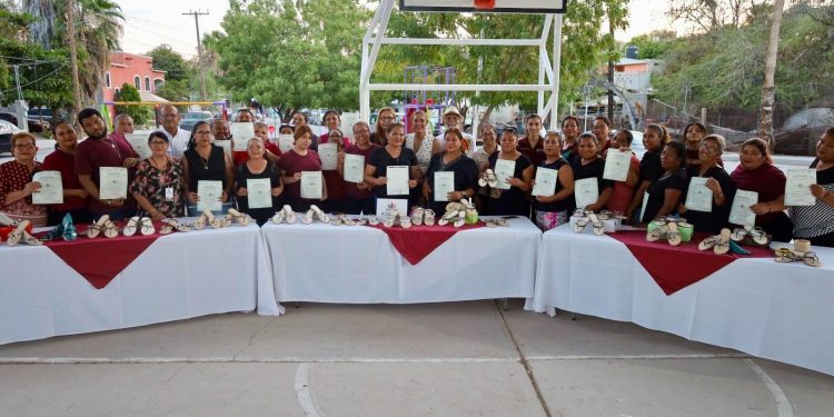 ICATEBCS ACERCA CAPACITACIÓN ARTESANAL A FAMILIAS DE COLONIA LA RINCONADA