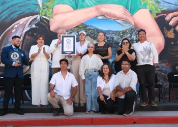 RECIBE GOBERNADOR DE BCS RECONOCIMIENTO DE GUINNESS RECORDS POR MURAL INTERACTIVO DE FUTBOL