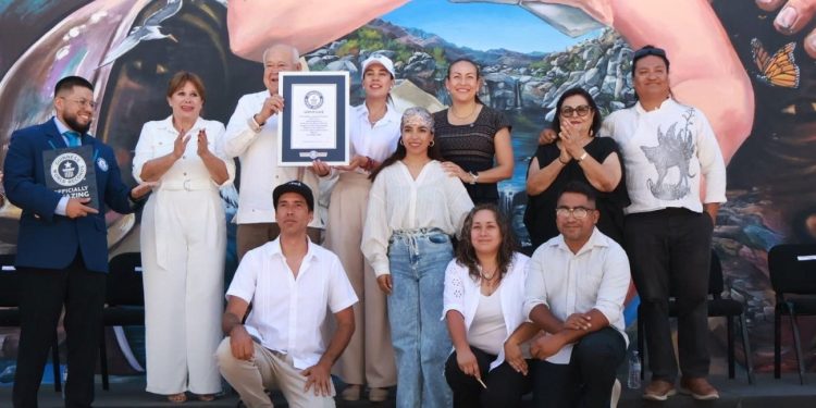 RECIBE GOBERNADOR DE BCS RECONOCIMIENTO DE GUINNESS RECORDS POR MURAL INTERACTIVO DE FUTBOL