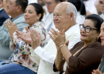 RECONOCE VÍCTOR CASTRO APORTACIÓN DE LA UABCS A LA FORMACIÓN DE MUJERES Y HOMBRES PARA EL DESARROLLO DE BAJA CALIFORNIA SUR