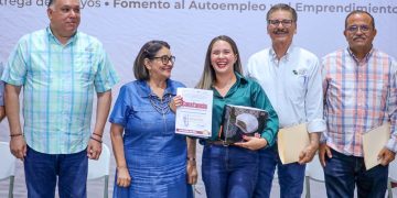 SNE-BCS REALIZA FERIA DE EMPLEO Y ENTREGA APOYOS AL EMPRENDIMIENTO EN LA PAZ
