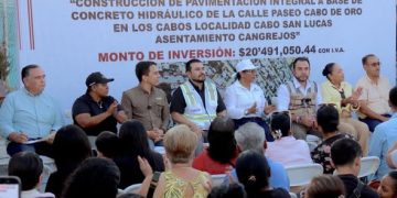 CHRISTIAN AGÚNDEZ ENTREGA PAVIMENTACIÓN DE LA CALLE PASEO CABO DE ORO EN LOS CANGREJOS