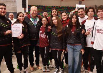 VÍCTOR CASTRO COSÍO RECONOCE A  ESTUDIANTES SUDCALIFORNIANOS POR SU DESEMPEÑO EN COMPETENCIAS NACIONALES
