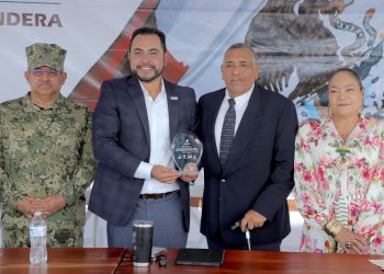    RECONOCE ALCALDE CHRISTIAN AGÚNDEZ A LA ESCUELA PRIMARIA LEONARDO GASTÉLUM VILLALOBOS POR TERCER LUGAR EN CONCURSO INTERNACIONAL AMBIENTAL